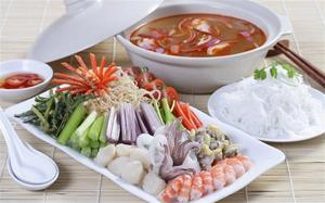 Món lẩu và rau tươi ngon ăn kèm